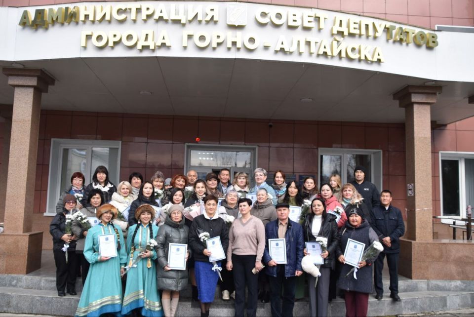 В День народного единства в мэрии состоялось награждение участников выставки национальных культур «Горно-Алтайск – наш общий дом!»