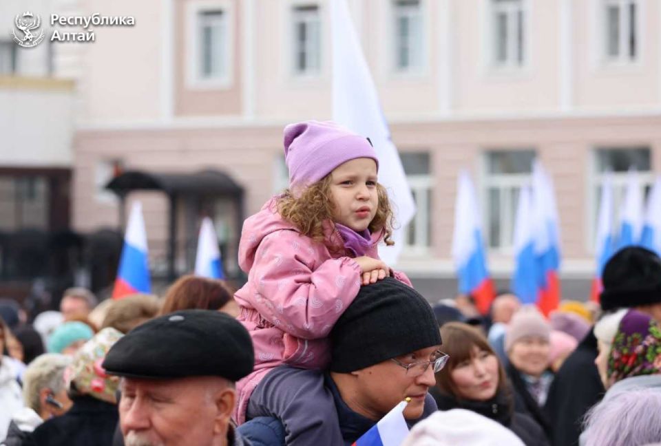 На центральной площади Горно-Алтайска состоялся традиционный митинг-концерт в честь Дня народного единства На центральной площади Горно-Алтайска состоялся традиционный митинг-концерт в честь Дня народного единства