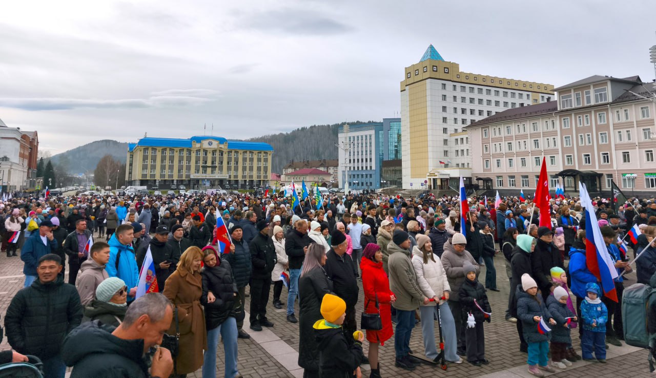 В ГорноАлтайске ярко и торжественно отметили День народного единства В ГорноАлтайске ярко и торжественно отметили День народного единства