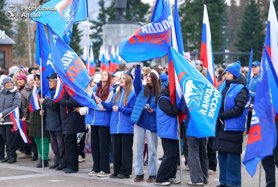 На центральной площади Горно-Алтайска состоялся традиционный митинг-концерт в честь Дня народного единства На центральной площади Горно-Алтайска состоялся традиционный митинг-концерт в честь Дня народного единства