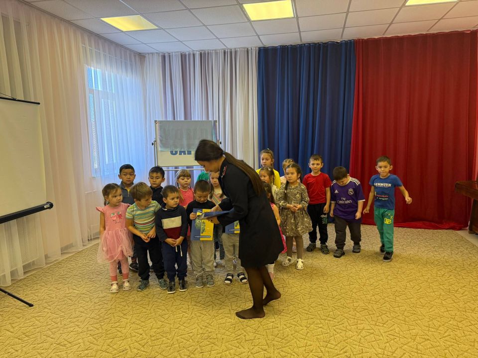 Сотрудник региональной Госавтоинспекции провела урок безопасности в детском саду «Алтынсай» с. Шебалино Сотрудник региональной Госавтоинспекции провела урок безопасности в детском саду «Алтынсай» с. Шебалино