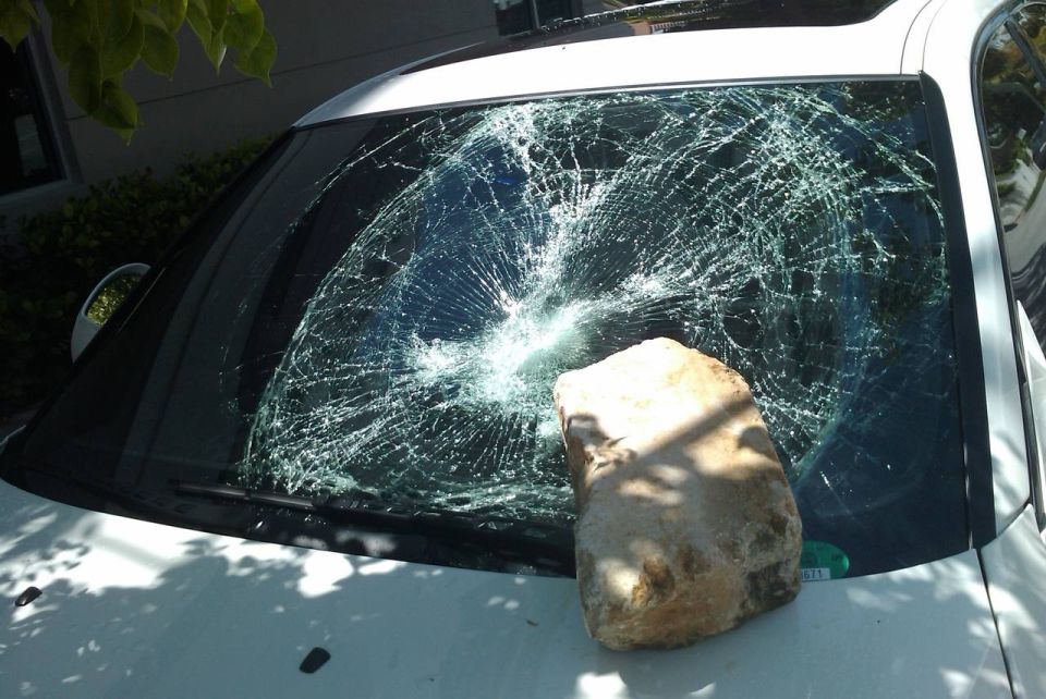 В Чойском районе уличный конфликт привел к повреждению автомобиля