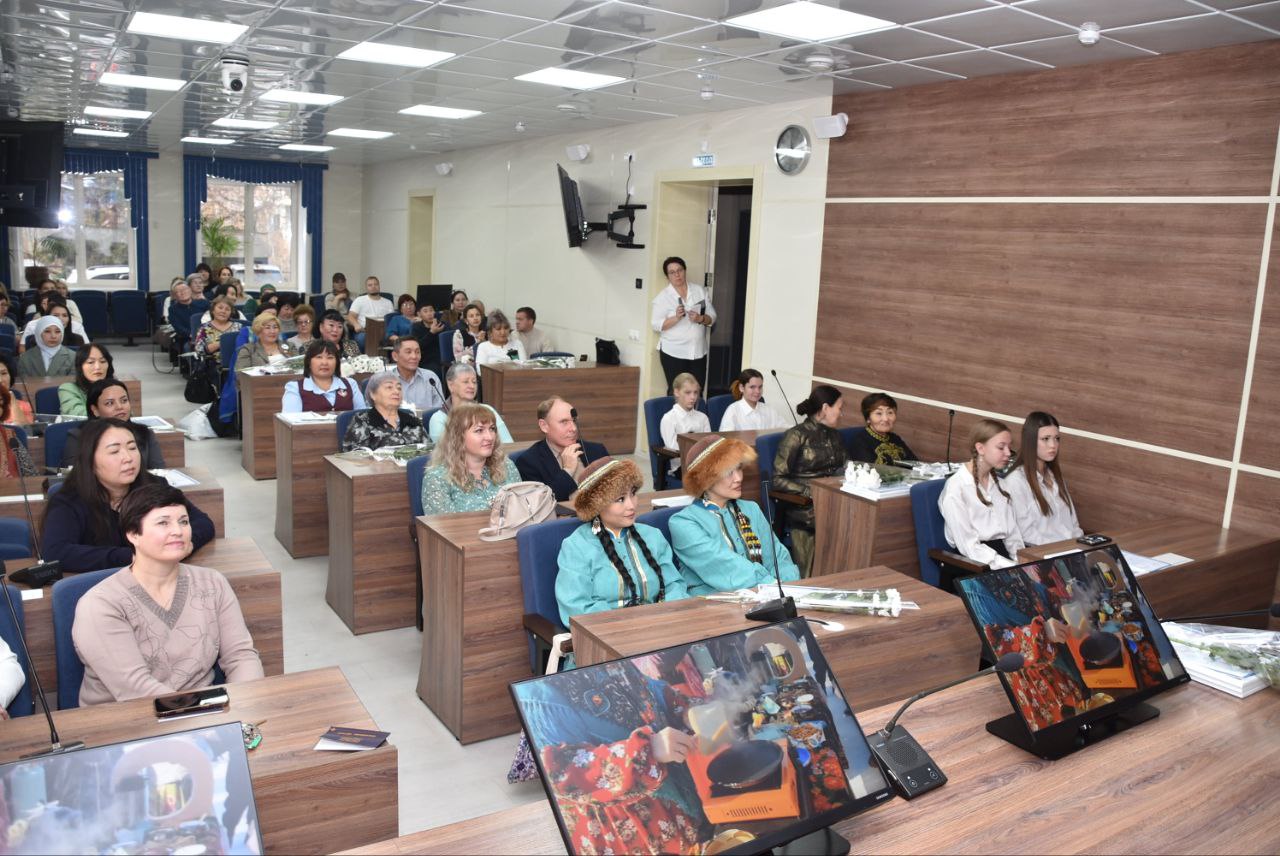 В День народного единства в мэрии состоялось награждение участников выставки национальных культур «Горно-Алтайск – наш общий дом!» В День народного единства в мэрии состоялось награждение участников выставки национальных культур «Горно-Алтайск – наш общий дом!»