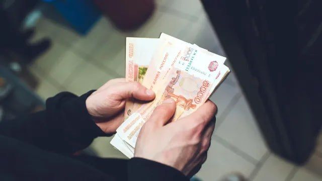 Почти половина россиян – 44%, находит деньги в карманах сезонной одежды хотя бы раз в год