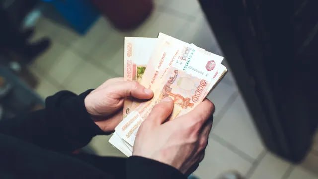Почти половина россиян – 44%, находит деньги в карманах сезонной одежды хотя бы раз в год