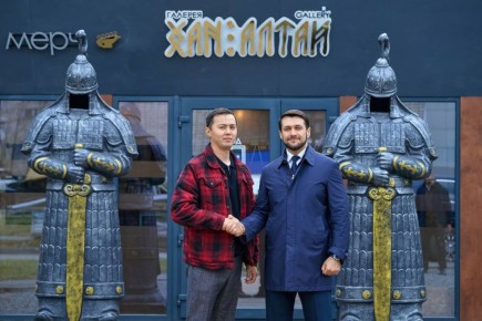 Александр Прокопьев: В культурном центре Республики Алтай галерее «Хан Алтай» встретился с нашим национальным художником Аржаном Ютеевым