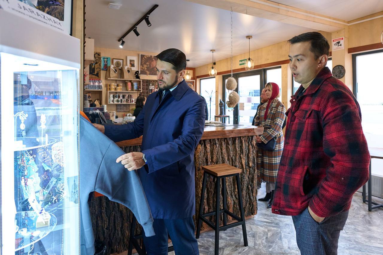 Александр Прокопьев: В культурном центре Республики Алтай галерее «Хан Алтай» встретился с нашим национальным художником Аржаном Ютеевым Александр Прокопьев: В культурном центре Республики Алтай галерее «Хан Алтай» встретился с нашим национальным художником Аржаном Ютеевым