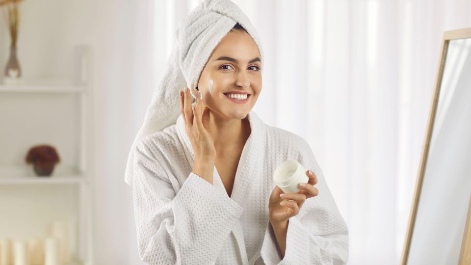 Может ли крем вызывать отеки: эксперт поставил точку в жарких спорах