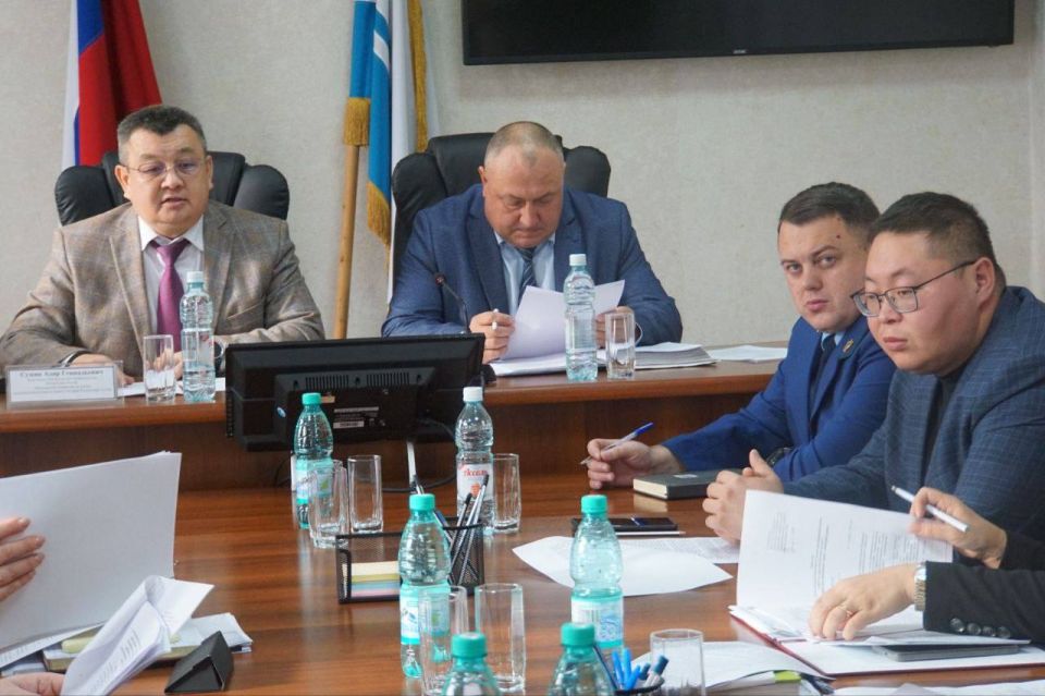 Прокуратурой Чойского района принято участие в заседании Комиссии по делам несовершеннолетних и защите их прав