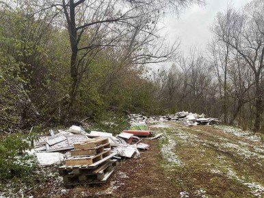 В Майме на территории строительного магазина на берегу реки ликвидировали несанкционированную свалку, устроенную, собственно, сотрудниками этого самого магазина