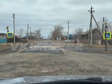 «Гаишники сказали нарисовать переход. А как мы нарисуем на песке?» Власти объяснили появление «пробника дороги» в алтайском посёлке