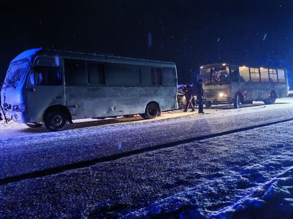 В Майминском районе в результате столкновения легкового автомобиля с автобусом погиб мужчина-пассажир В Майминском районе в результате столкновения легкового автомобиля с автобусом погиб мужчина-пассажир