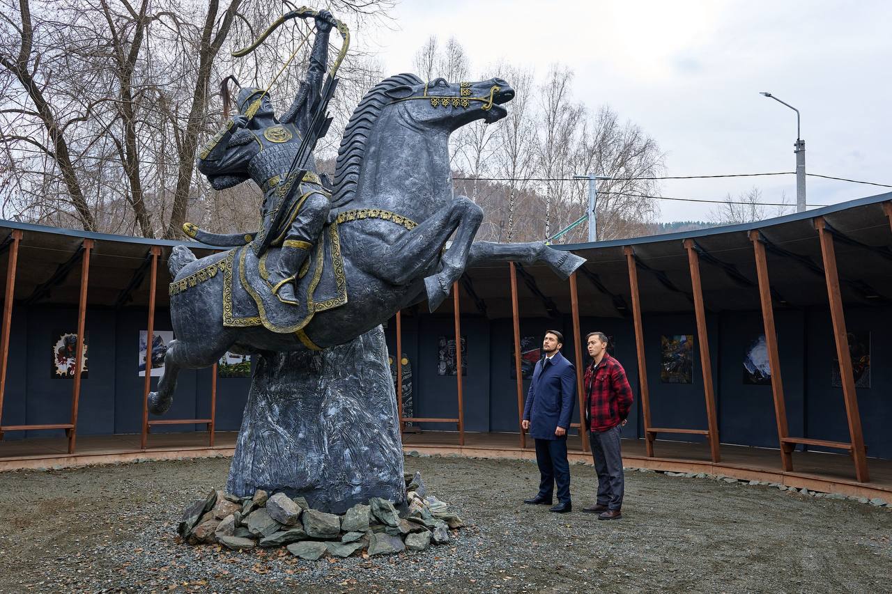 Александр Прокопьев: В культурном центре Республики Алтай галерее «Хан Алтай» встретился с нашим национальным художником Аржаном Ютеевым Александр Прокопьев: В культурном центре Республики Алтай галерее «Хан Алтай» встретился с нашим национальным художником Аржаном Ютеевым