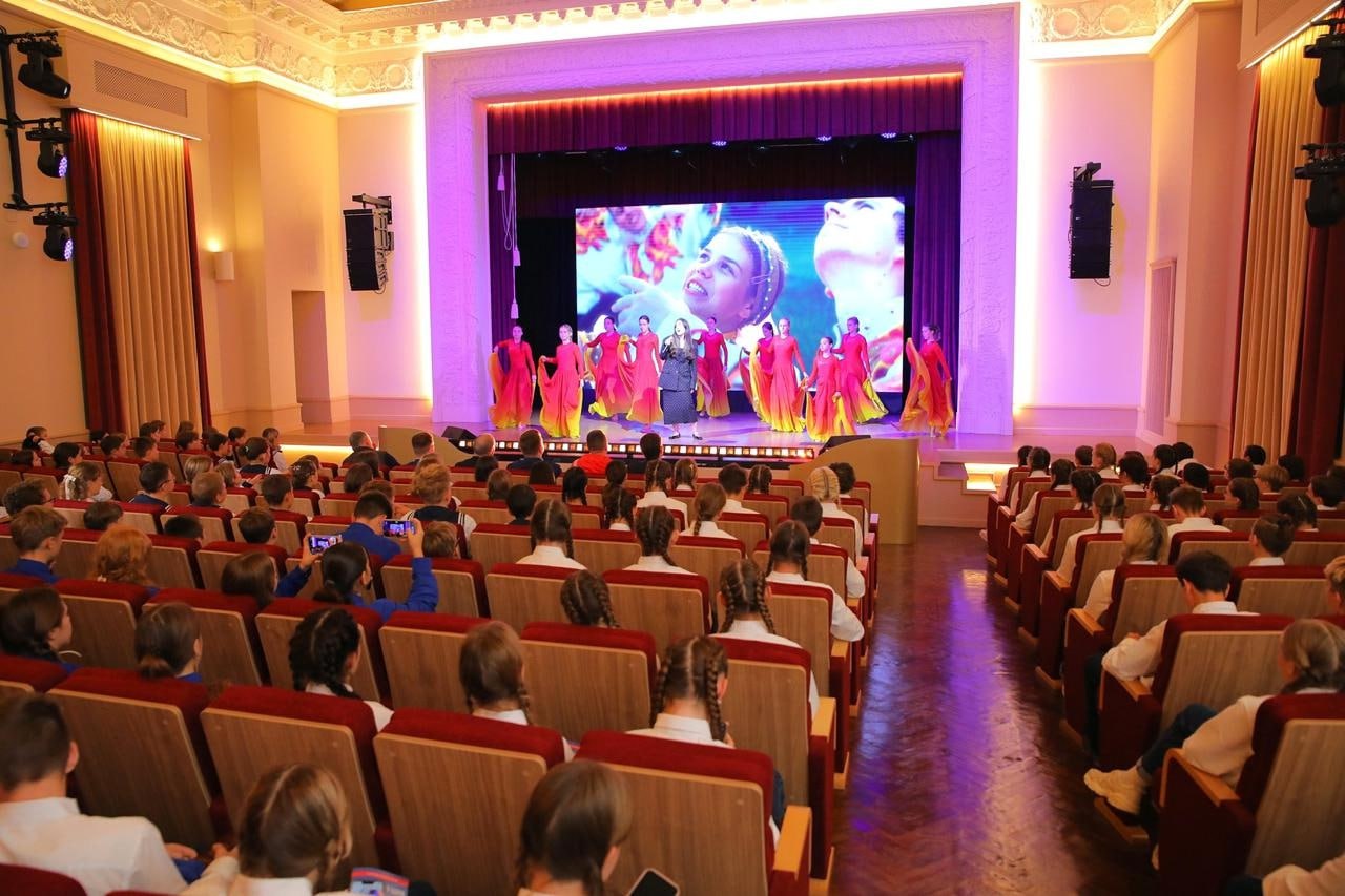 В День народного единства воспитанники 12-й смены «Россия - Родина моя» центра «Артек», которым во время отдыха исполнилось 14 лет, получили паспорта В День народного единства воспитанники 12-й смены «Россия - Родина моя» центра «Артек», которым во время отдыха исполнилось 14 лет, получили паспорта