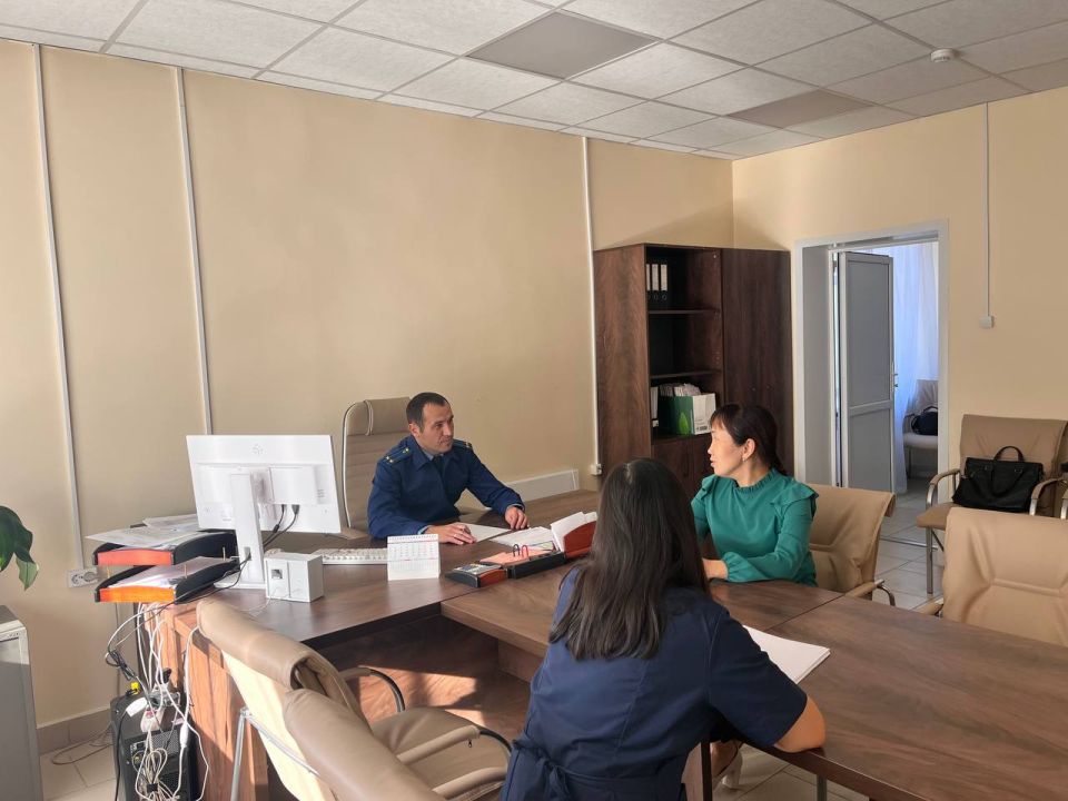 Прокурором Онгудайского района проведен личный прием граждан в здравоохранительном учреждении