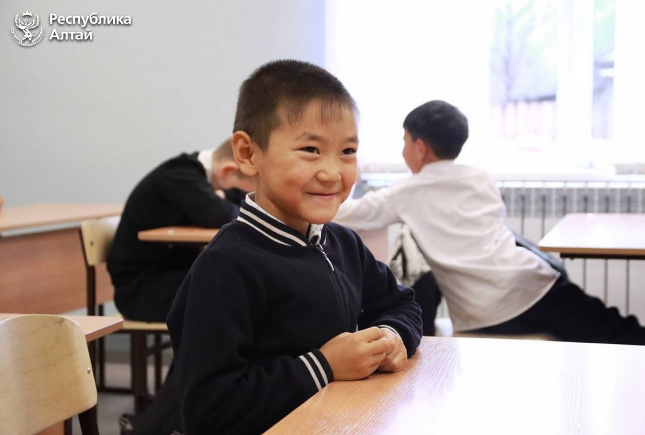 Глава Республики Алтай Андрей Турчак в ходе рабочей поездки посетил Аюлинскую школу Глава Республики Алтай Андрей Турчак в ходе рабочей поездки посетил Аюлинскую школу