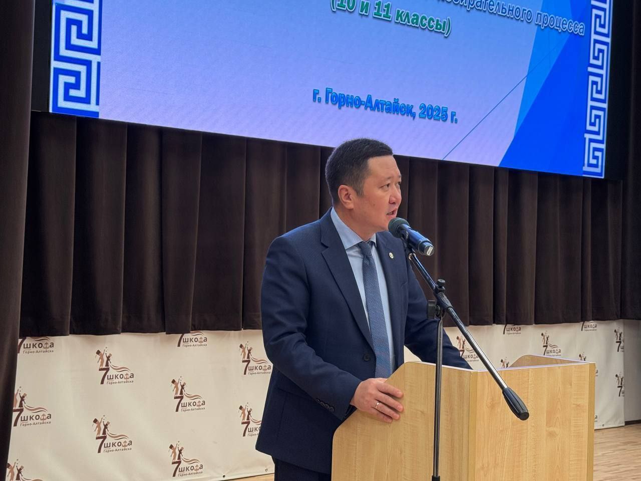 Избирательной комиссией Республики Алтай совместно с членами Молодежной избирательной комиссии Республики Алтай проведены встречи с учащимися 10-х и 11-х классов общеобразовательных учреждений Республики Алтай Избирательной комиссией Республики Алтай совместно с членами Молодежной избирательной комиссии Республики Алтай проведены встречи с учащимися 10-х и 11-х классов общеобразовательных учреждений Республики Алтай