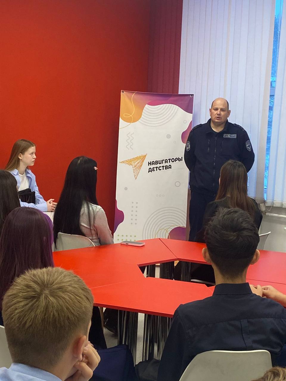 В преддверии памятной даты: сотрудник Госавтоинспекции встретился со школьниками в дискуссионном клубе