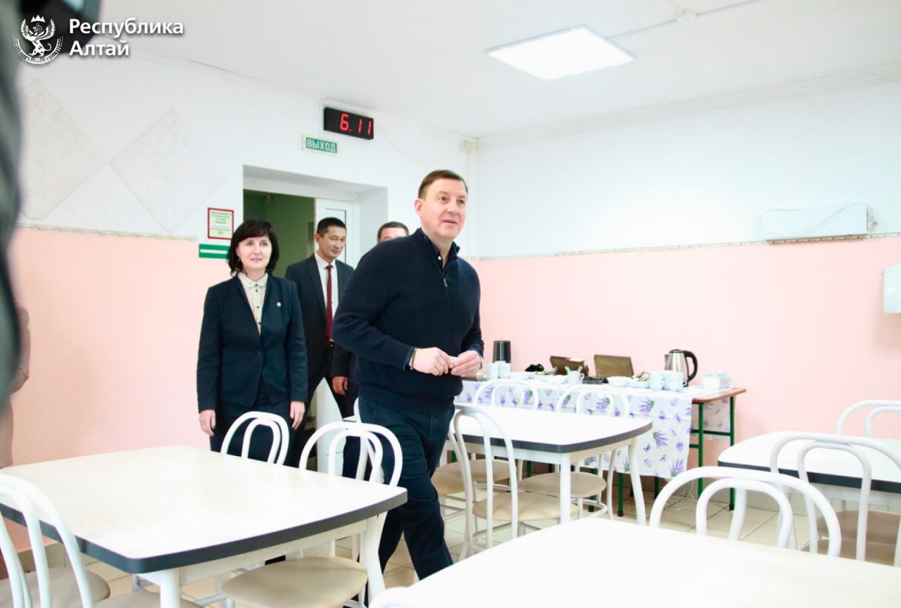Глава Республики Алтай Андрей Турчак в ходе рабочей поездки посетил Аюлинскую школу Глава Республики Алтай Андрей Турчак в ходе рабочей поездки посетил Аюлинскую школу