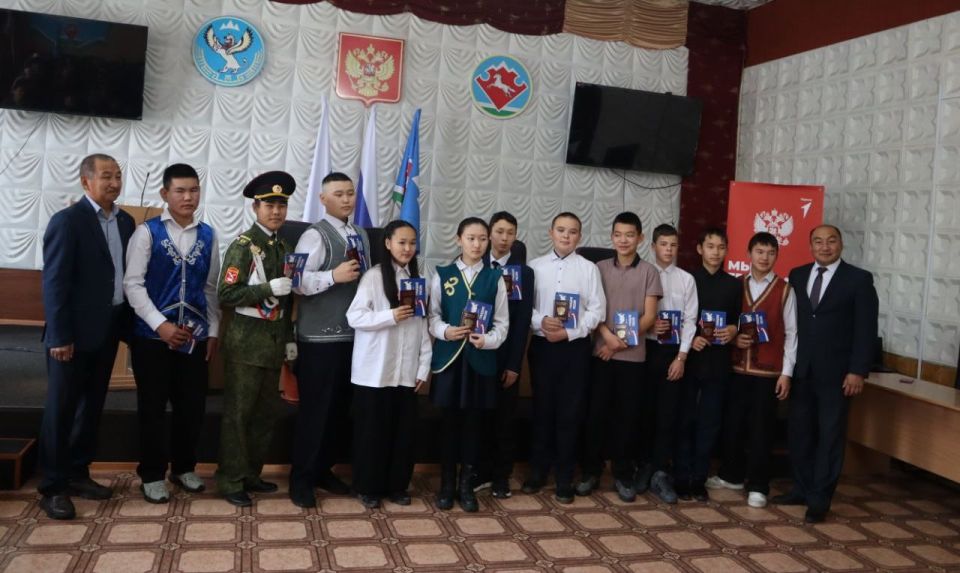 В Усть-Кане глава района Рустам Кокушев вручил юным гражданам паспорта Российской Федерации