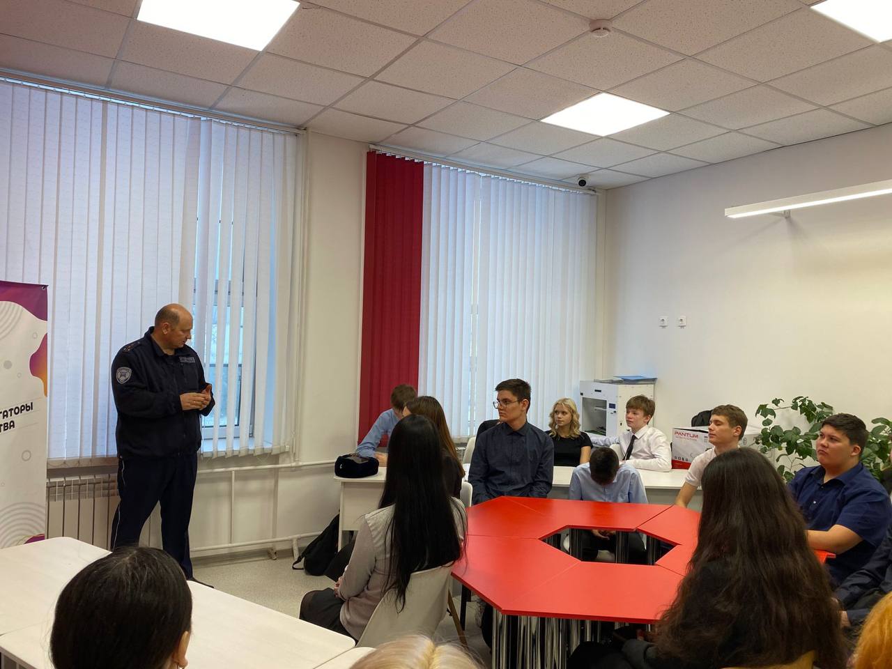 В преддверии памятной даты: сотрудник Госавтоинспекции встретился со школьниками в дискуссионном клубе В преддверии памятной даты: сотрудник Госавтоинспекции встретился со школьниками в дискуссионном клубе