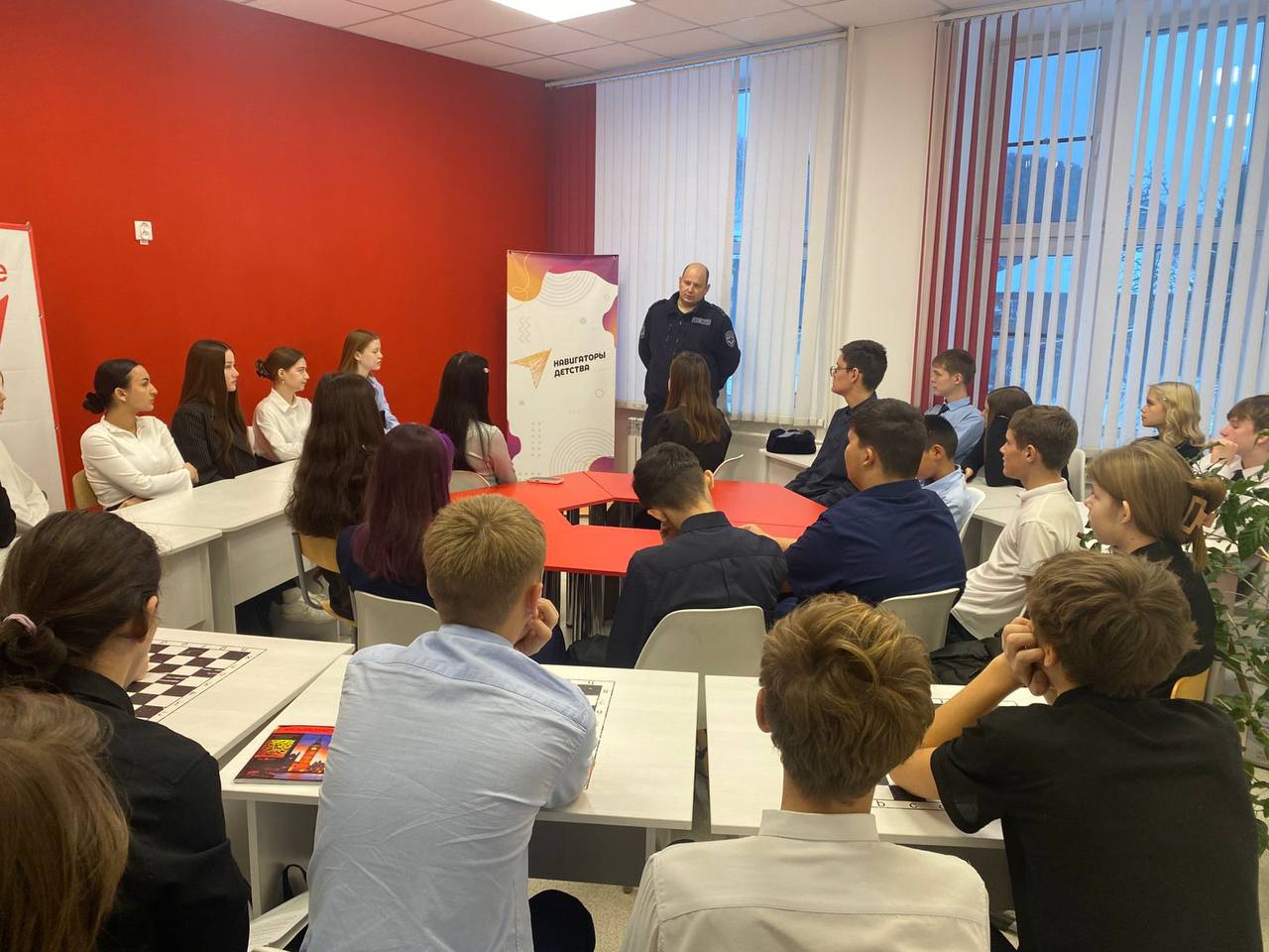 В преддверии памятной даты: сотрудник Госавтоинспекции встретился со школьниками в дискуссионном клубе В преддверии памятной даты: сотрудник Госавтоинспекции встретился со школьниками в дискуссионном клубе