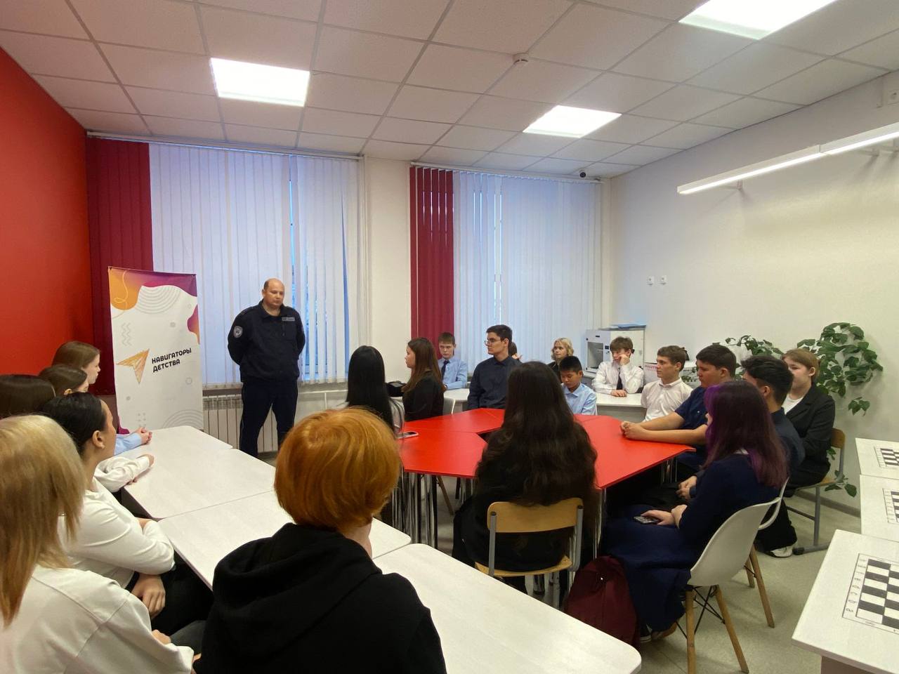 В преддверии памятной даты: сотрудник Госавтоинспекции встретился со школьниками в дискуссионном клубе В преддверии памятной даты: сотрудник Госавтоинспекции встретился со школьниками в дискуссионном клубе