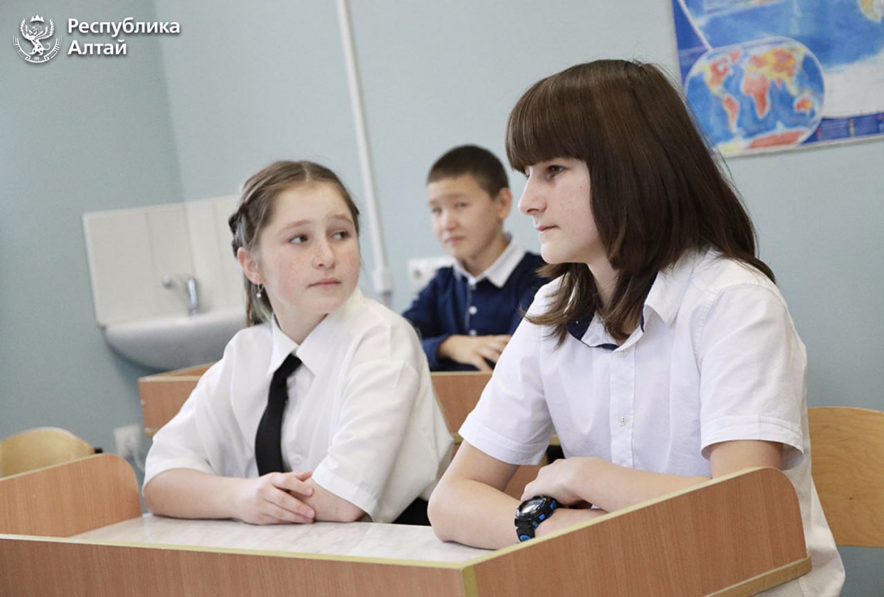 Глава Республики Алтай Андрей Турчак в ходе рабочей поездки посетил Аюлинскую школу Глава Республики Алтай Андрей Турчак в ходе рабочей поездки посетил Аюлинскую школу