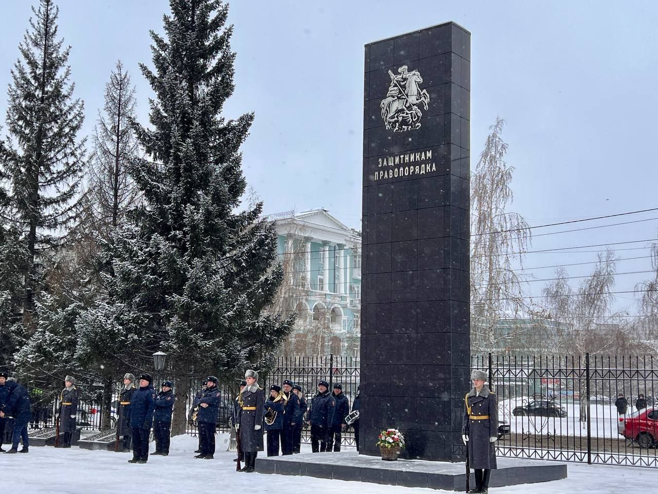 В Барнауле состоялась церемония возложения цветов к мемориалу сотрудникам, погибшим при выполнении служебного долга