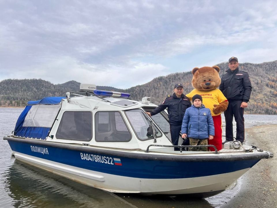 Транспортные полицейские исполнили желание подопечного волонтерского проекта «Михутка»