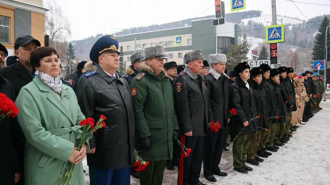 Прокурор республики Анатолий Богданчиков принял участие в памятном митинге, посвященном сотрудникам органов внутренних дел, погибшим при исполнении служебного долга Прокурор республики Анатолий Богданчиков принял участие в памятном митинге, посвященном сотрудникам органов внутренних дел, погибшим при исполнении служебного долга