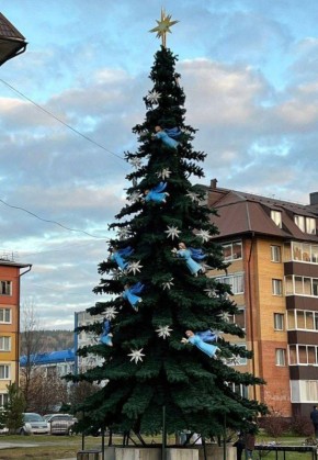 Мэр Горно-Алтайска Ольга Сафронова в ходе прямой линии объяснила столь раннюю установку новогодней ели на Мебельной:
