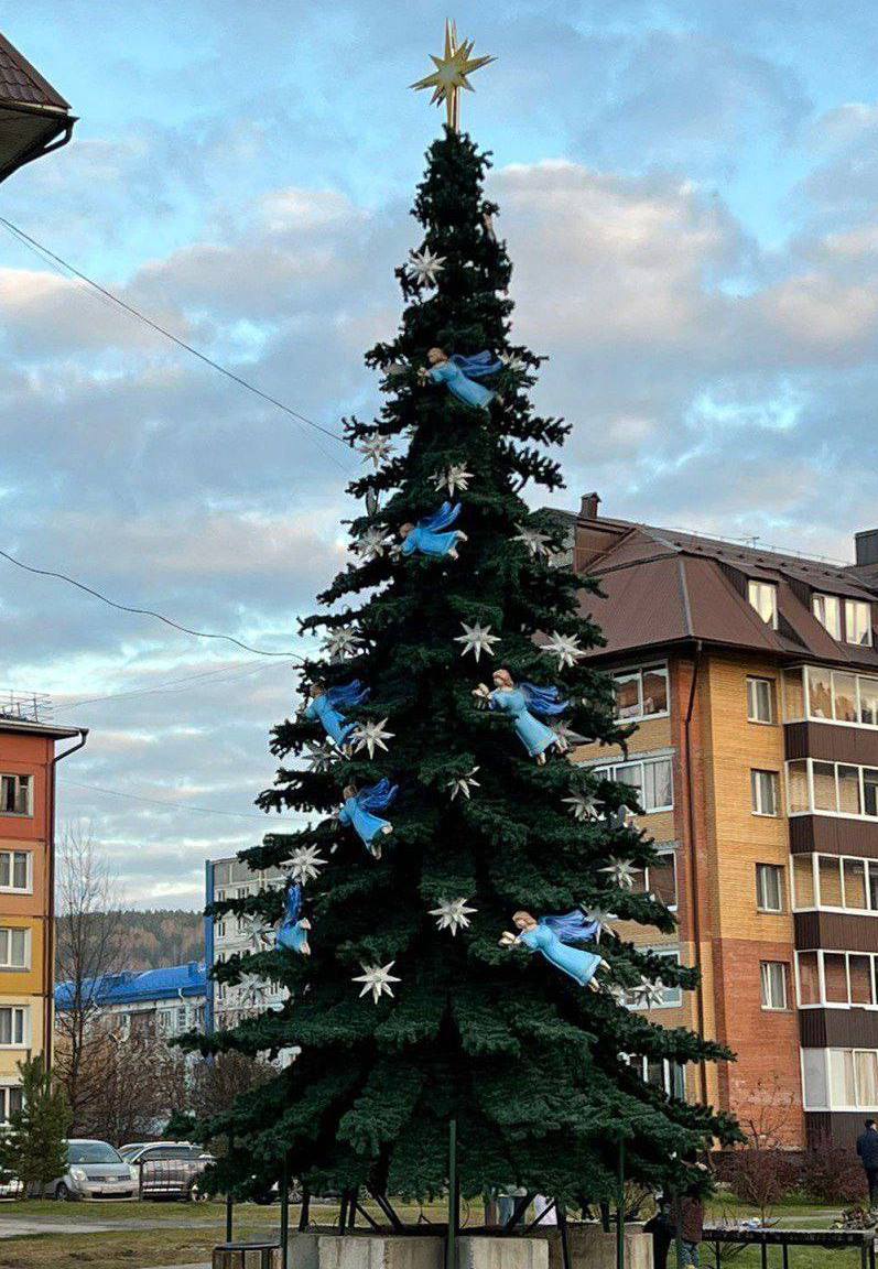 Мэр Горно-Алтайска Ольга Сафронова в ходе прямой линии объяснила столь раннюю установку новогодней ели на Мебельной: