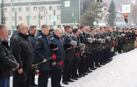 Митинг, посвященный памяти погибших при выполнении служебных обязанностей сотрудников органов внутренних дел Российской Федерации, состоялся в Горно-Алтайске