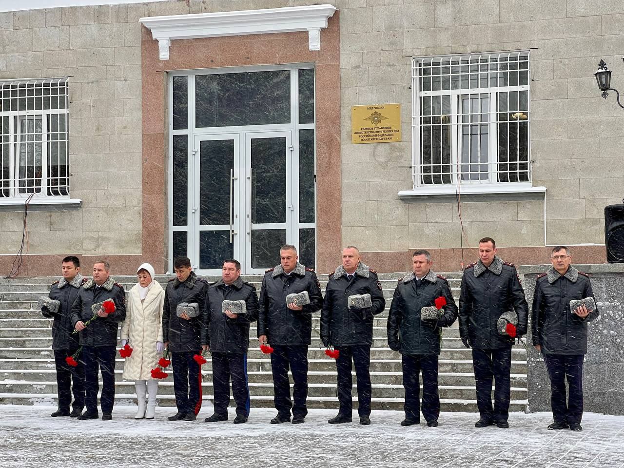 В Барнауле состоялась церемония возложения цветов к мемориалу сотрудникам, погибшим при выполнении служебного долга В Барнауле состоялась церемония возложения цветов к мемориалу сотрудникам, погибшим при выполнении служебного долга