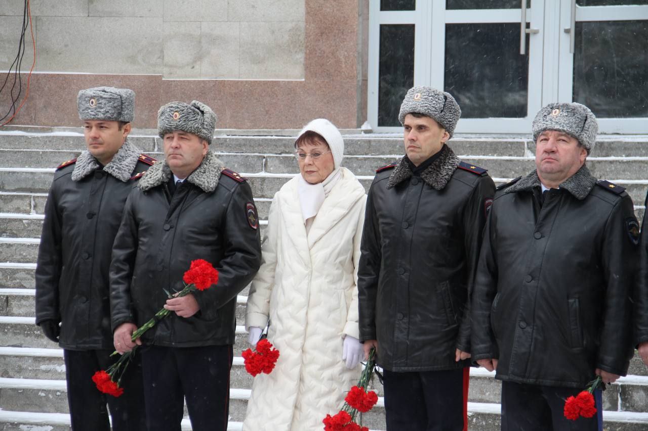 В Барнауле состоялась церемония возложения цветов к мемориалу сотрудникам, погибшим при выполнении служебного долга В Барнауле состоялась церемония возложения цветов к мемориалу сотрудникам, погибшим при выполнении служебного долга