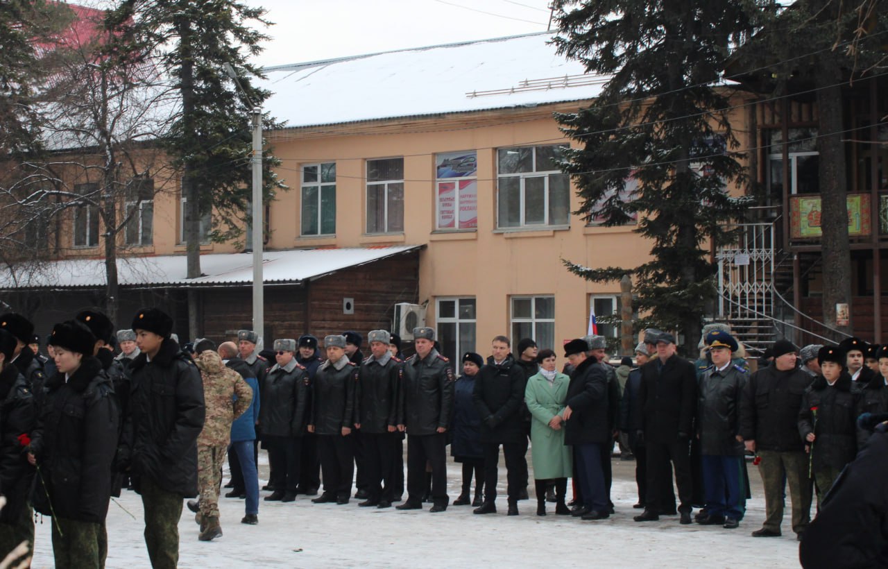 Офицеры регионального следственного управления приняли участие в митинге, посвященном погибшим сотрудникам органов внутренних дел Офицеры регионального следственного управления приняли участие в митинге, посвященном погибшим сотрудникам органов внутренних дел