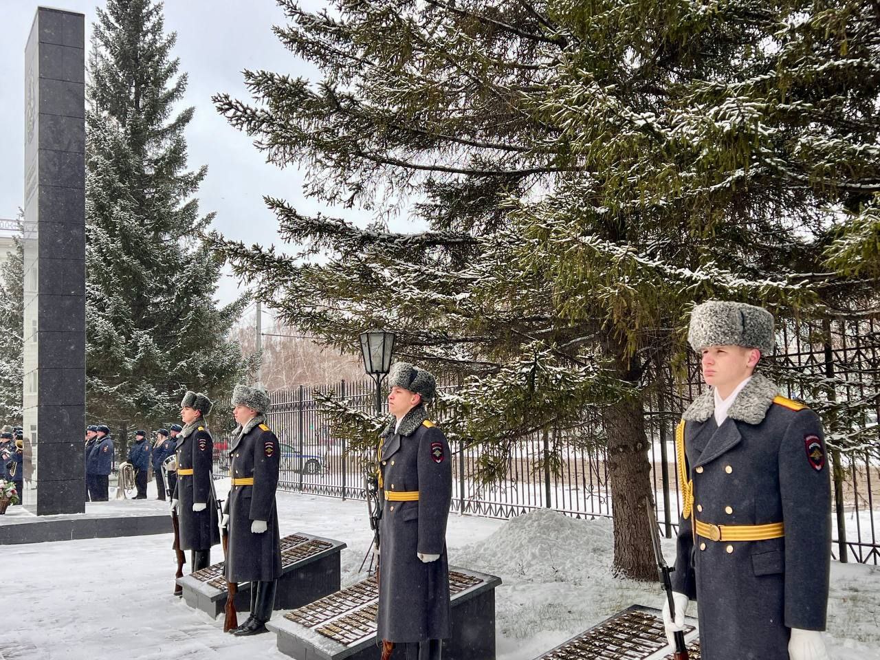 В Барнауле состоялась церемония возложения цветов к мемориалу сотрудникам, погибшим при выполнении служебного долга В Барнауле состоялась церемония возложения цветов к мемориалу сотрудникам, погибшим при выполнении служебного долга