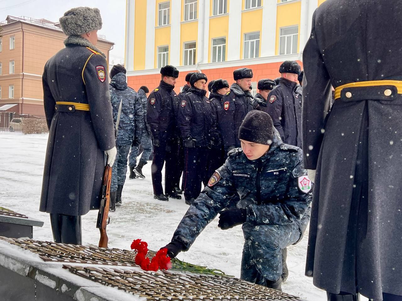 В Барнауле состоялась церемония возложения цветов к мемориалу сотрудникам, погибшим при выполнении служебного долга В Барнауле состоялась церемония возложения цветов к мемориалу сотрудникам, погибшим при выполнении служебного долга