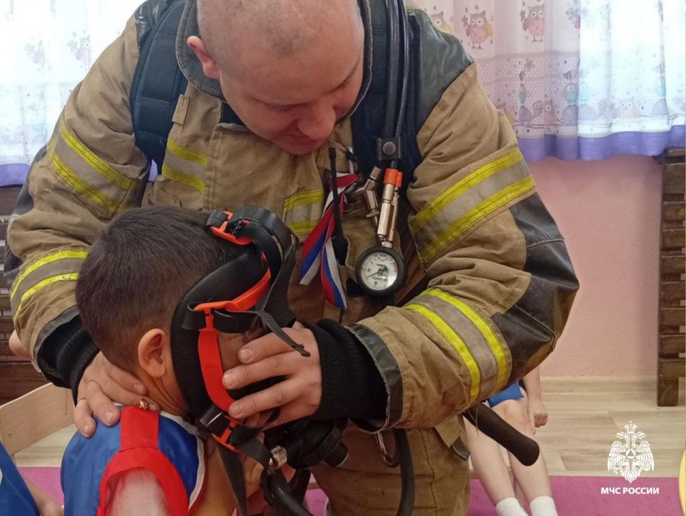 Огнеборцы МЧС России в гостях у детсадовцев