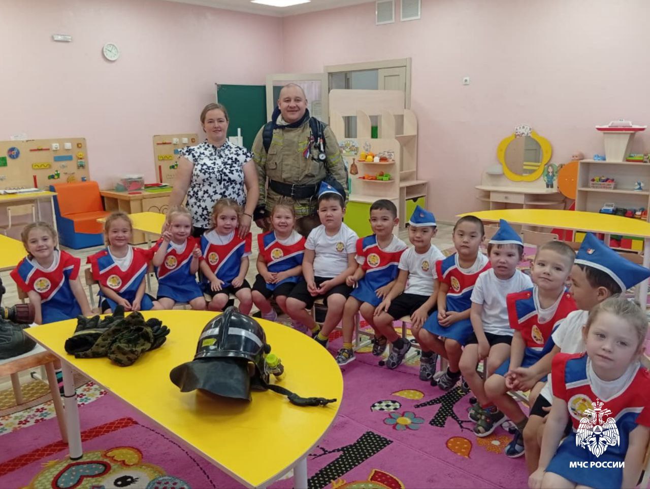 Огнеборцы МЧС России в гостях у детсадовцев Огнеборцы МЧС России в гостях у детсадовцев