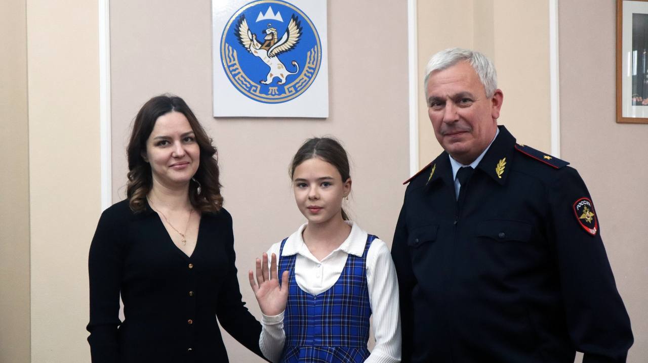 В МВД по Республике Алтай наградили победителей регионального этапа конкурса «Мои родители работают в полиции» В МВД по Республике Алтай наградили победителей регионального этапа конкурса «Мои родители работают в полиции»