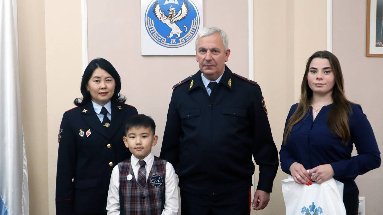 В МВД по Республике Алтай наградили победителей регионального этапа конкурса «Мои родители работают в полиции» В МВД по Республике Алтай наградили победителей регионального этапа конкурса «Мои родители работают в полиции»