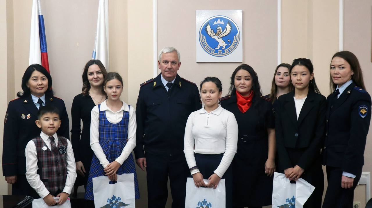 В МВД по Республике Алтай наградили победителей регионального этапа конкурса «Мои родители работают в полиции» В МВД по Республике Алтай наградили победителей регионального этапа конкурса «Мои родители работают в полиции»
