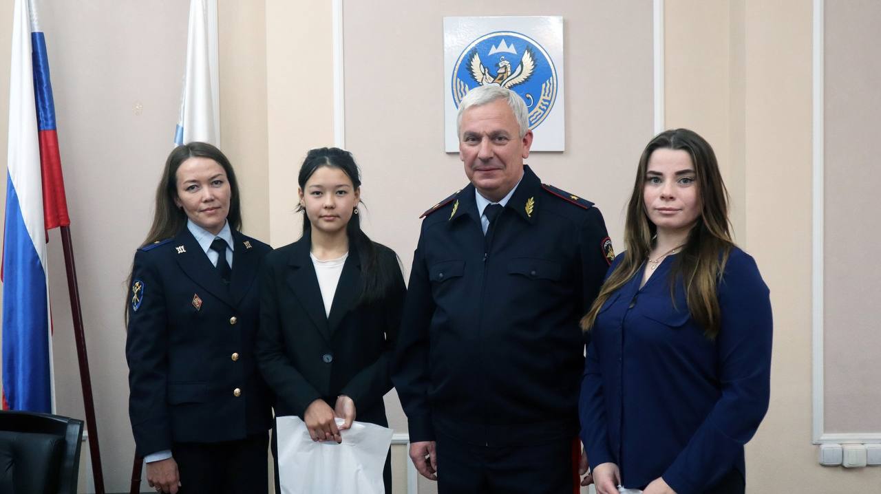 В МВД по Республике Алтай наградили победителей регионального этапа конкурса «Мои родители работают в полиции» В МВД по Республике Алтай наградили победителей регионального этапа конкурса «Мои родители работают в полиции»