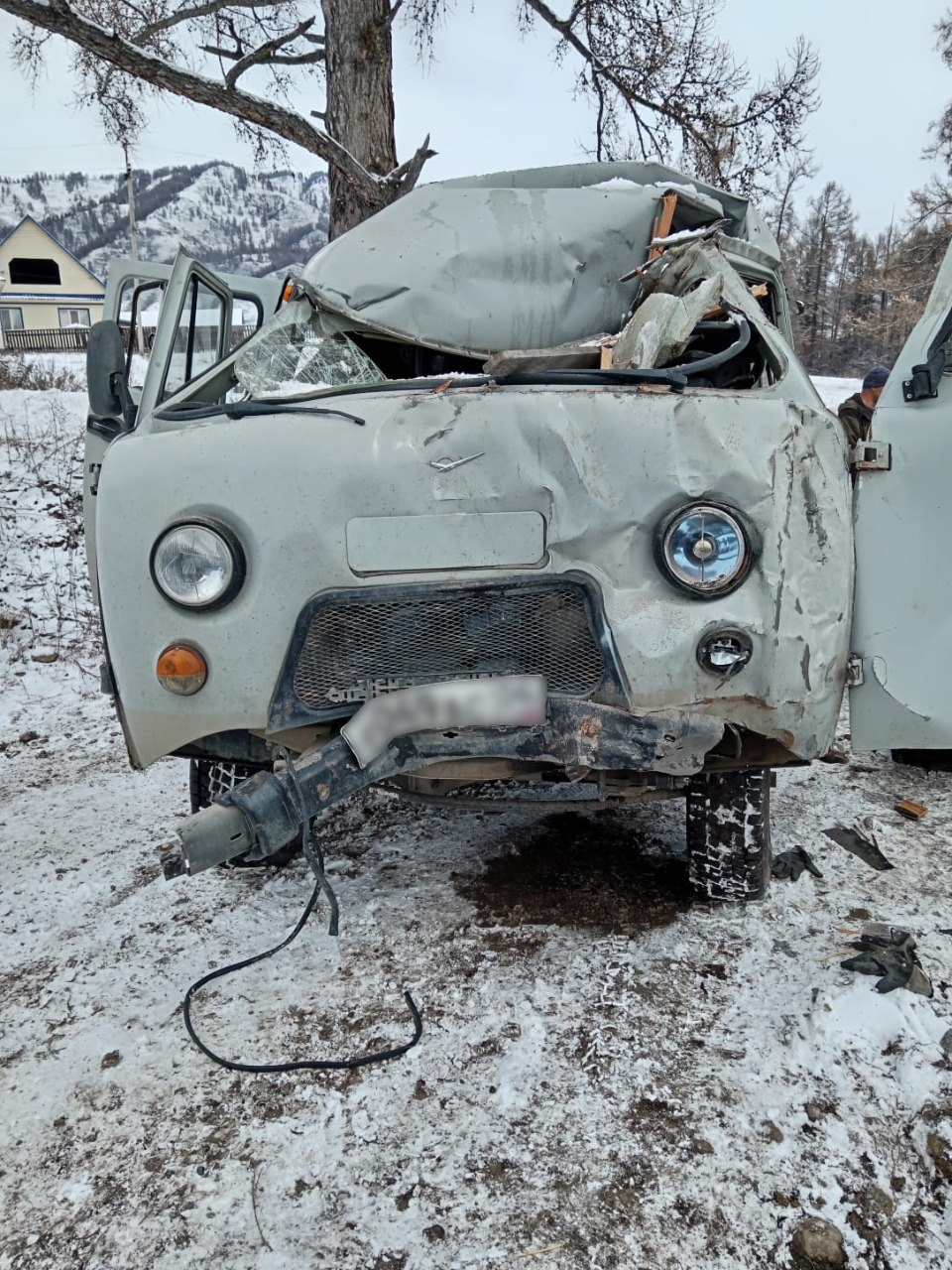 В Усть-Коксе в результате наезда УАЗа на сарай дома погиб водитель и пострадали два пассажира В Усть-Коксе в результате наезда УАЗа на сарай дома погиб водитель и пострадали два пассажира