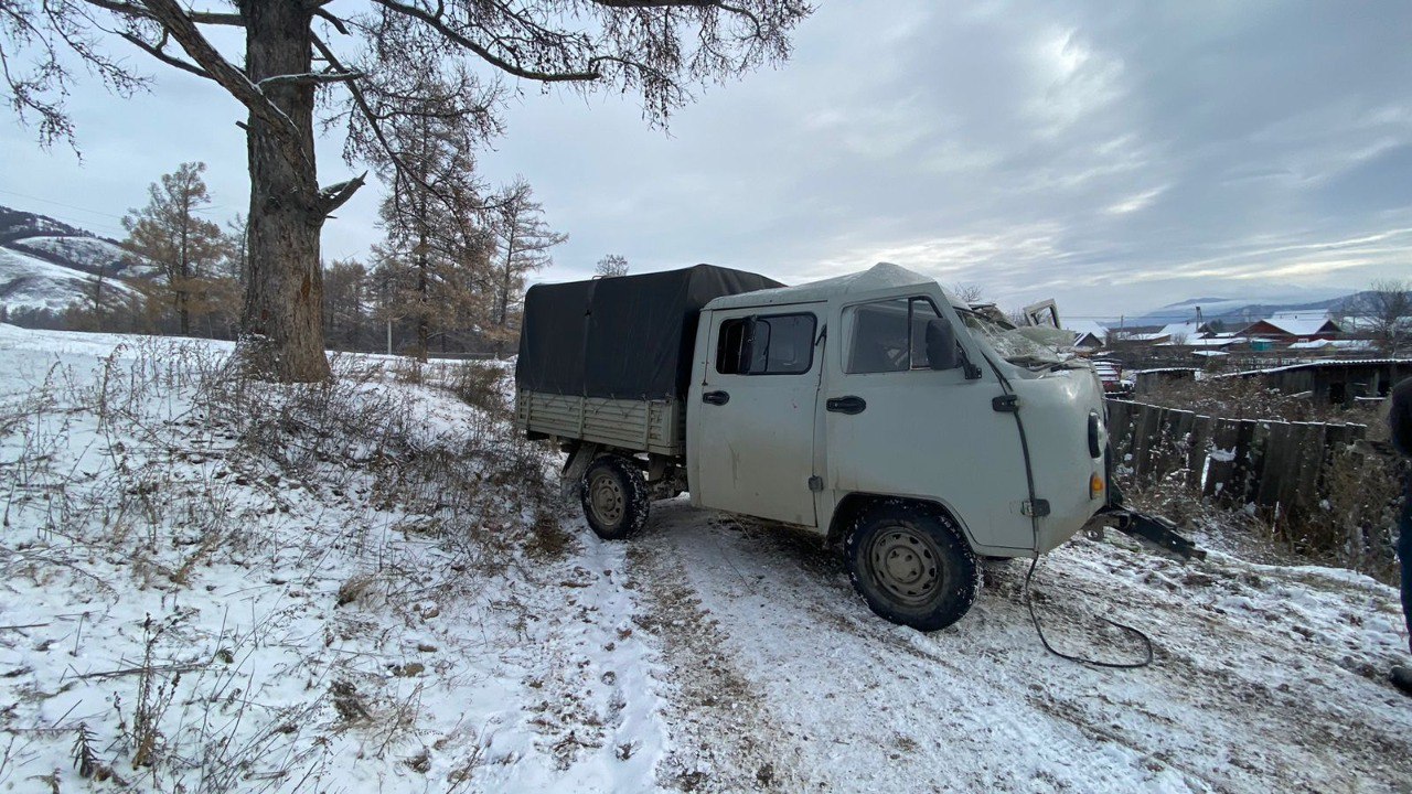 В Усть-Коксе в результате наезда УАЗа на сарай дома погиб водитель и пострадали два пассажира В Усть-Коксе в результате наезда УАЗа на сарай дома погиб водитель и пострадали два пассажира