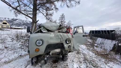 В Усть-Коксе в результате наезда УАЗа на сарай дома погиб водитель и пострадали два пассажира