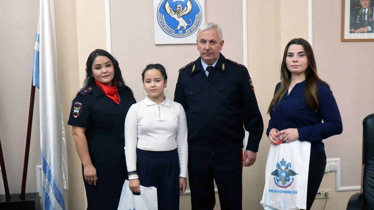 В МВД по Республике Алтай наградили победителей регионального этапа конкурса «Мои родители работают в полиции» В МВД по Республике Алтай наградили победителей регионального этапа конкурса «Мои родители работают в полиции»