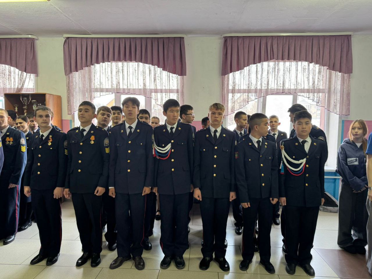 В Горно-Алтайске увековечили память героя-выпускника, погибшего в зоне СВО